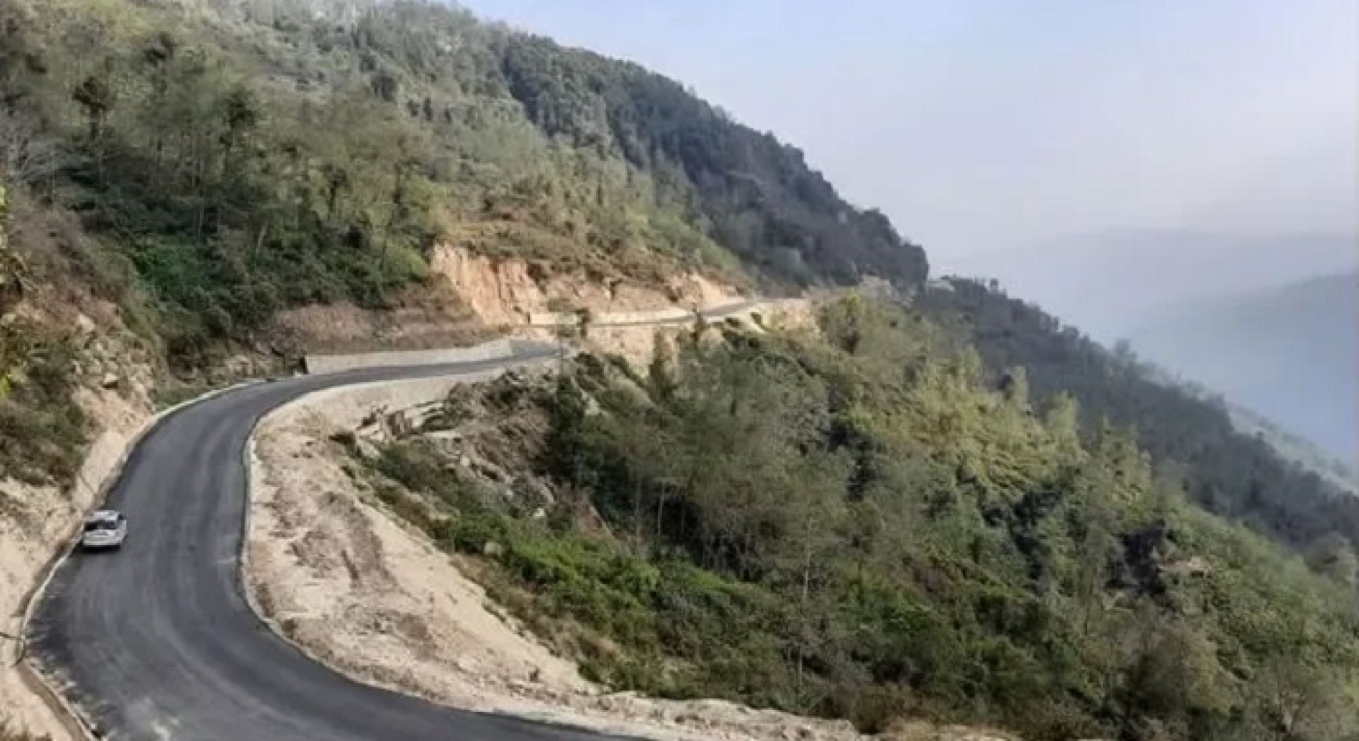 मध्यपहाडी लोकमार्गको वैकल्पिक सडकको स्तरोन्नति गरिँदै